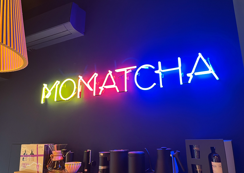 Néon reprenant le logo de Momatcha, à l'intérieur de la boutique proposant du café et du thé matcha à Albi dans le Tarn.