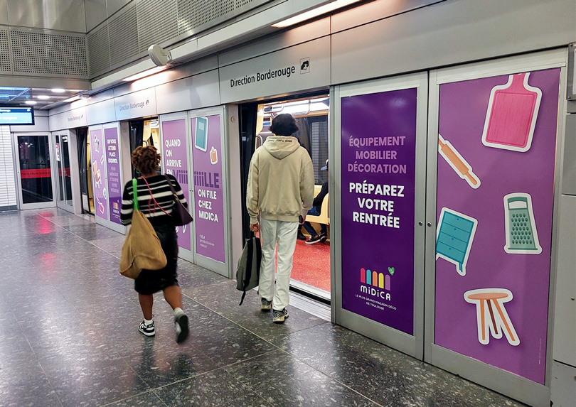 Habillage des portes du métro toulousain pour Midica à la rentrée 2024.