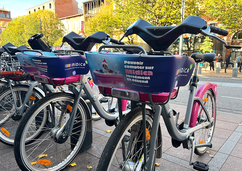 Habillage des Vélos Toulouse aux couleurs de Midica pour Noël 2024.